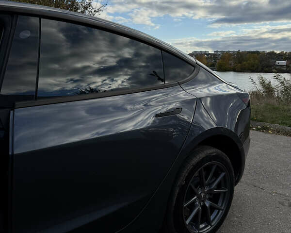 Тесла Модель 3 2021 у Бердичеве на Automoto.ua Сірий Тесла Модель 3, об'ємом двигуна 0 л та пробігом 82 тис. км за 23000 $, фото 1 на Automoto.ua