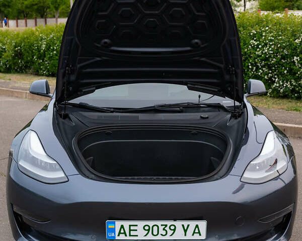 Серый Тесла Модель 3, объемом двигателя 0 л и пробегом 66 тыс. км за 21500 $, фото 5 на Automoto.ua