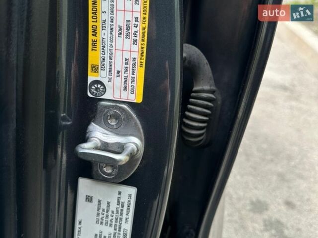 Серый Тесла Модель 3, объемом двигателя 0 л и пробегом 70 тыс. км за 18400 $, фото 11 на Automoto.ua