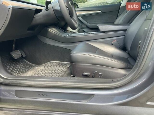 Серый Тесла Модель 3, объемом двигателя 0 л и пробегом 93 тыс. км за 21290 $, фото 14 на Automoto.ua