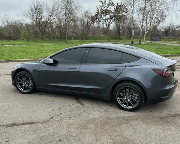 Серый Тесла Модель 3, объемом двигателя 0 л и пробегом 90 тыс. км за 20500 $, фото 5 на Automoto.ua