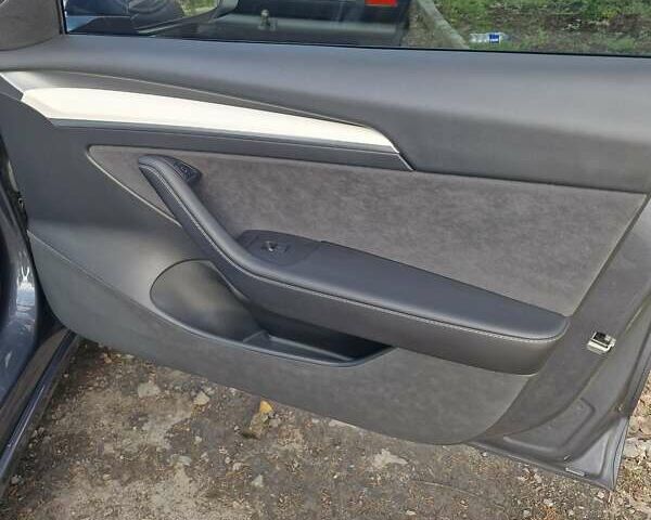 Серый Тесла Модель 3, объемом двигателя 0 л и пробегом 18 тыс. км за 23000 $, фото 9 на Automoto.ua