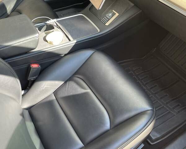 Серый Тесла Модель 3, объемом двигателя 0 л и пробегом 43 тыс. км за 18500 $, фото 13 на Automoto.ua