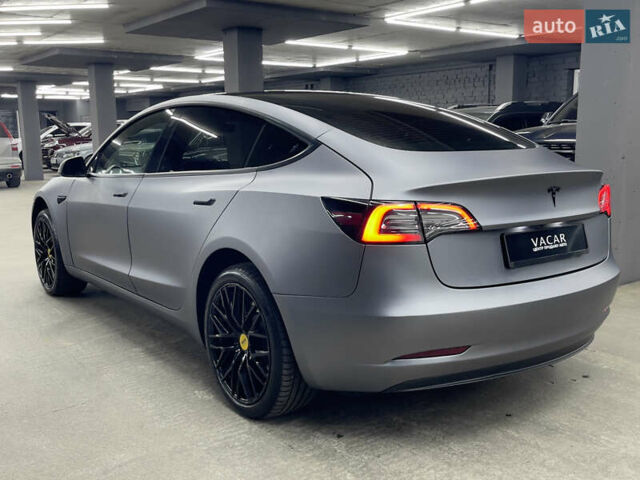 Серый Тесла Модель 3, объемом двигателя 0 л и пробегом 32 тыс. км за 21500 $, фото 2 на Automoto.ua