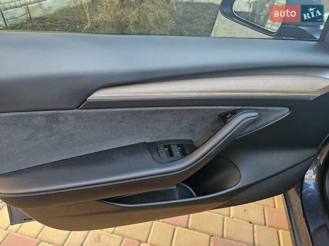Серый Тесла Модель 3, объемом двигателя 0 л и пробегом 69 тыс. км за 25500 $, фото 7 на Automoto.ua