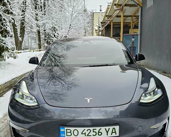 Серый Тесла Модель 3, объемом двигателя 0 л и пробегом 32 тыс. км за 21500 $, фото 1 на Automoto.ua