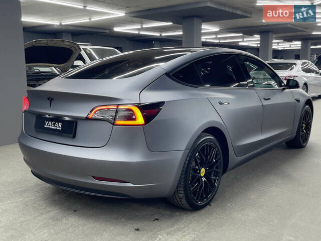 Серый Тесла Модель 3, объемом двигателя 0 л и пробегом 32 тыс. км за 21500 $, фото 4 на Automoto.ua
