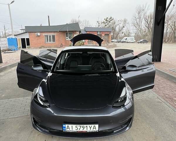 Серый Тесла Модель 3, объемом двигателя 0 л и пробегом 20 тыс. км за 21999 $, фото 4 на Automoto.ua