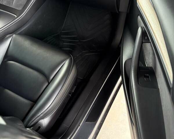 Серый Тесла Модель 3, объемом двигателя 0 л и пробегом 31 тыс. км за 21500 $, фото 20 на Automoto.ua