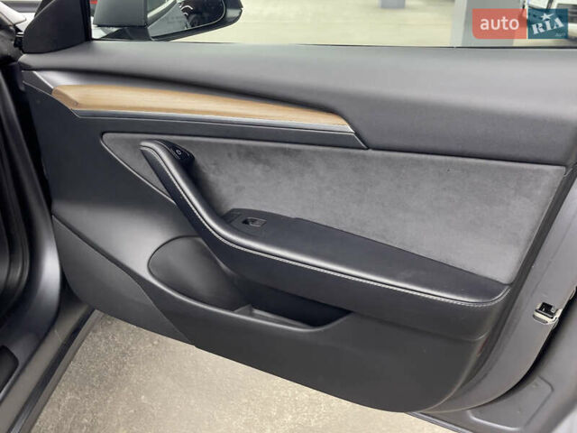 Серый Тесла Модель 3, объемом двигателя 0 л и пробегом 32 тыс. км за 21500 $, фото 15 на Automoto.ua