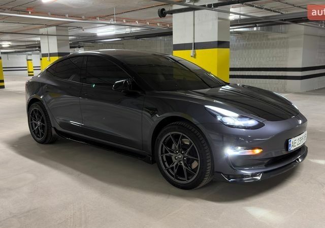 Серый Тесла Модель 3, объемом двигателя 0 л и пробегом 41 тыс. км за 28200 $, фото 4 на Automoto.ua