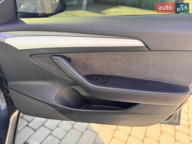 Серый Тесла Модель 3, объемом двигателя 0 л и пробегом 80 тыс. км за 23700 $, фото 35 на Automoto.ua