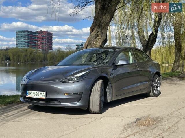 Серый Тесла Модель 3, объемом двигателя 0 л и пробегом 31 тыс. км за 24500 $, фото 1 на Automoto.ua