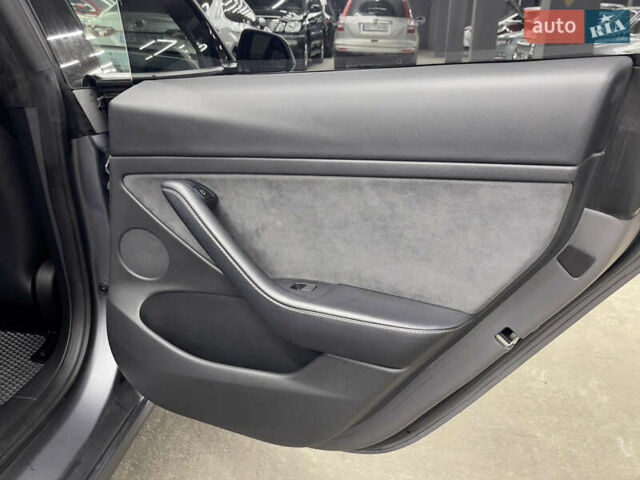 Серый Тесла Модель 3, объемом двигателя 0 л и пробегом 32 тыс. км за 21500 $, фото 13 на Automoto.ua