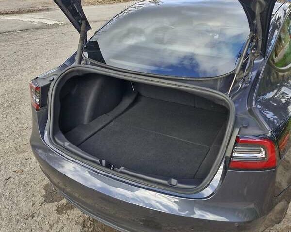 Серый Тесла Модель 3, объемом двигателя 0 л и пробегом 18 тыс. км за 23000 $, фото 2 на Automoto.ua