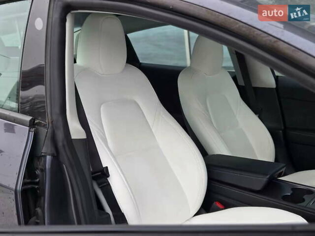 Серый Тесла Модель 3, объемом двигателя 0 л и пробегом 28 тыс. км за 24900 $, фото 21 на Automoto.ua