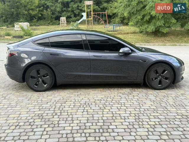 Серый Тесла Модель 3, объемом двигателя 0 л и пробегом 32 тыс. км за 29500 $, фото 3 на Automoto.ua