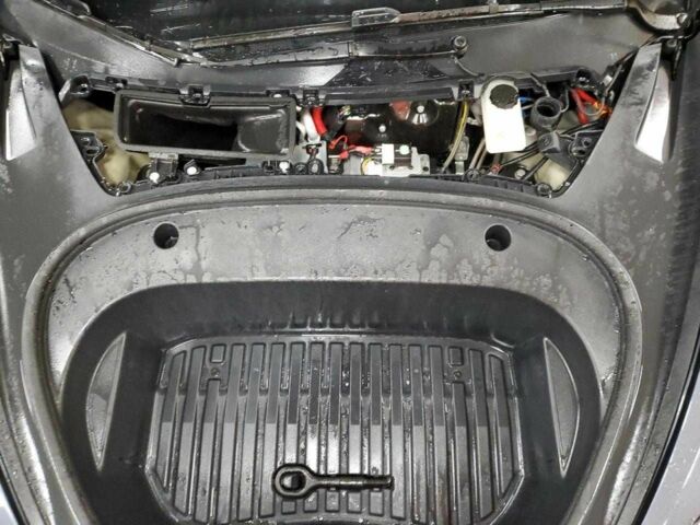 Серый Тесла Модель 3, объемом двигателя 0 л и пробегом 52 тыс. км за 7900 $, фото 10 на Automoto.ua