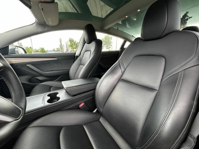 Серый Тесла Модель 3, объемом двигателя 6.3 л и пробегом 11 тыс. км за 20400 $, фото 13 на Automoto.ua