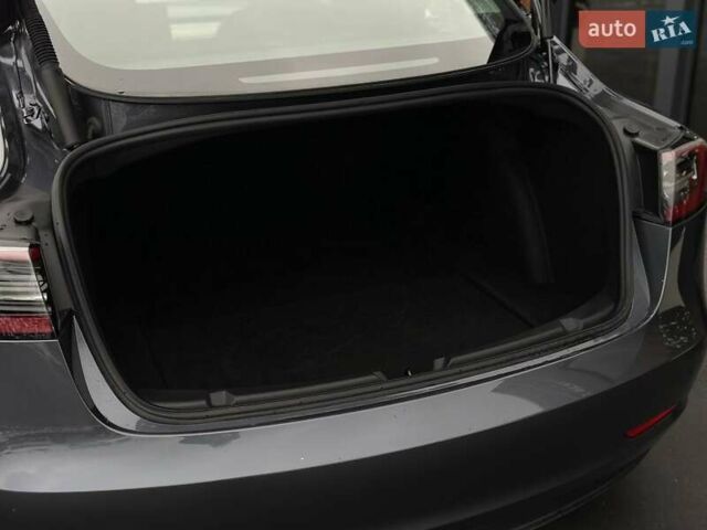 Серый Тесла Модель 3, объемом двигателя 0 л и пробегом 4 тыс. км за 20793 $, фото 37 на Automoto.ua