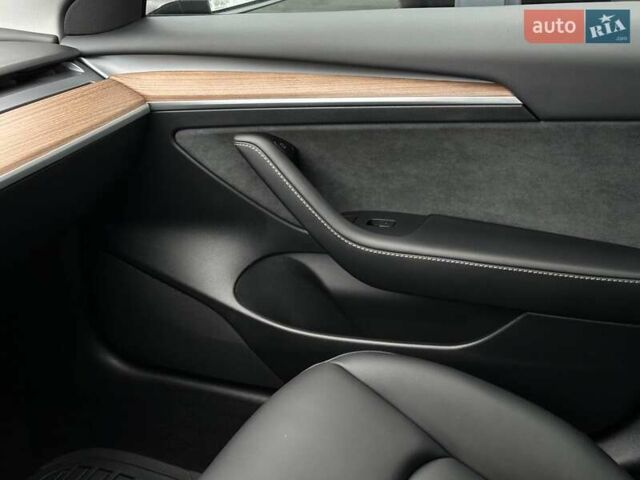 Серый Тесла Модель 3, объемом двигателя 0 л и пробегом 4 тыс. км за 20793 $, фото 20 на Automoto.ua