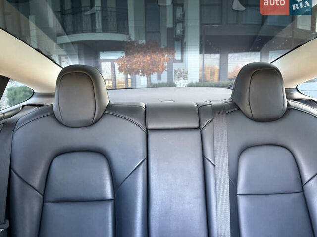 Серый Тесла Модель 3, объемом двигателя 0 л и пробегом 93 тыс. км за 19500 $, фото 103 на Automoto.ua