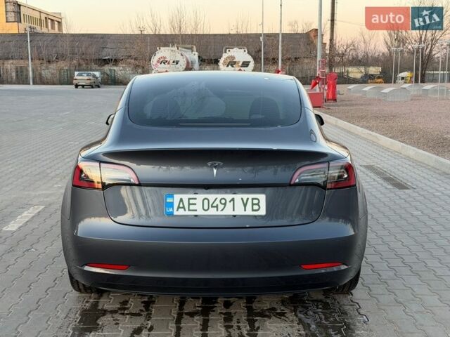 Серый Тесла Модель 3, объемом двигателя 0 л и пробегом 60 тыс. км за 20500 $, фото 4 на Automoto.ua
