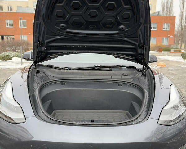 Серый Тесла Модель 3, объемом двигателя 0 л и пробегом 46 тыс. км за 19700 $, фото 20 на Automoto.ua