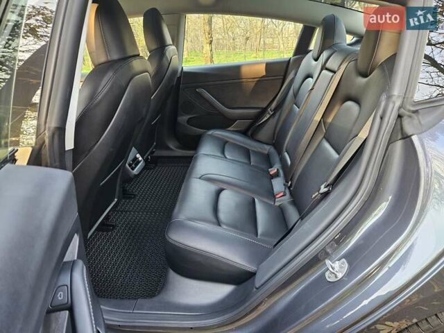 Серый Тесла Модель 3, объемом двигателя 0 л и пробегом 52 тыс. км за 21490 $, фото 15 на Automoto.ua