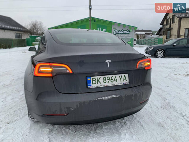 Серый Тесла Модель 3, объемом двигателя 0 л и пробегом 52 тыс. км за 22800 $, фото 2 на Automoto.ua