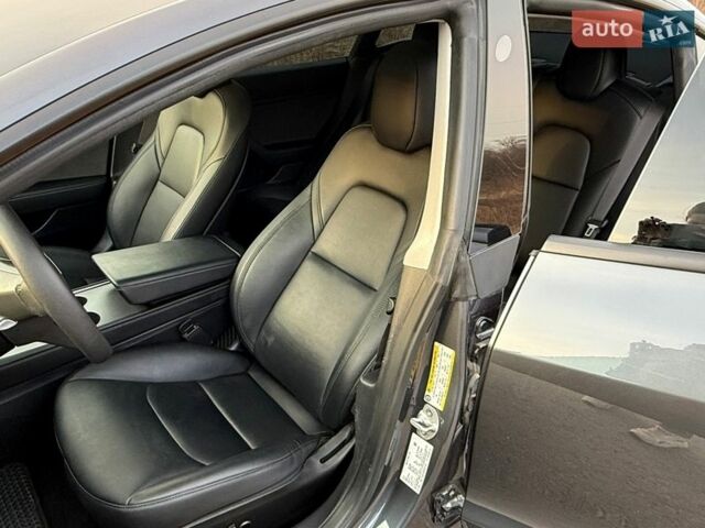 Серый Тесла Модель 3, объемом двигателя 0 л и пробегом 42 тыс. км за 19500 $, фото 46 на Automoto.ua