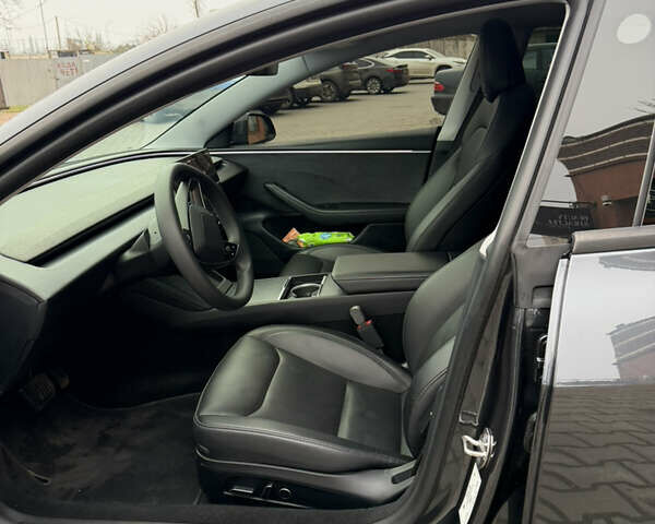 Серый Тесла Модель 3, объемом двигателя 0 л и пробегом 65 тыс. км за 27900 $, фото 5 на Automoto.ua