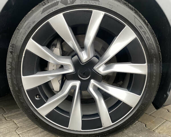 Серый Тесла Модель 3, объемом двигателя 0 л и пробегом 25 тыс. км за 30800 $, фото 5 на Automoto.ua