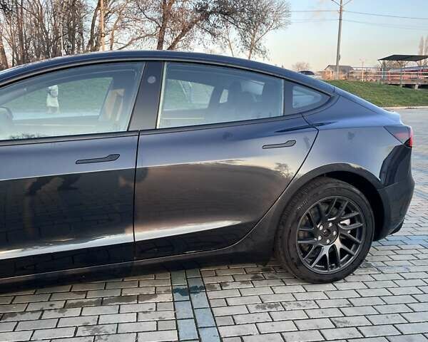 Серый Тесла Модель 3, объемом двигателя 0 л и пробегом 8 тыс. км за 29500 $, фото 3 на Automoto.ua