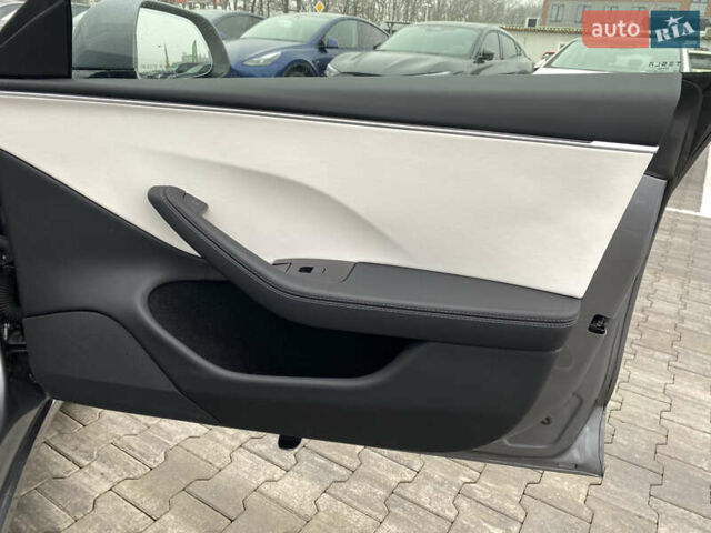 Серый Тесла Модель 3, объемом двигателя 0 л и пробегом 25 тыс. км за 30800 $, фото 12 на Automoto.ua