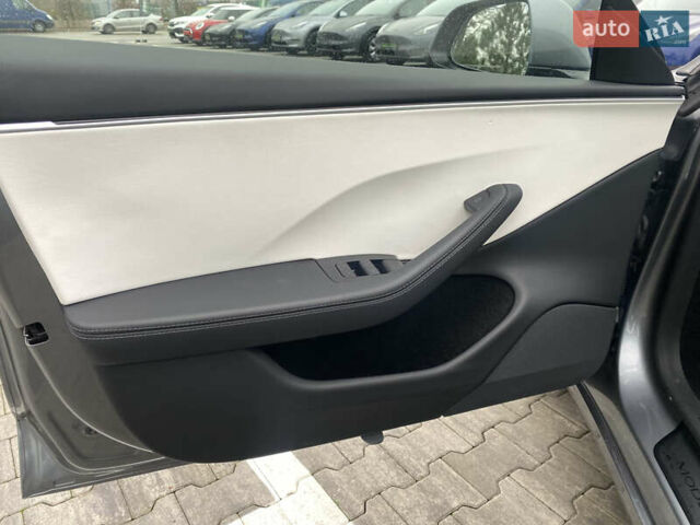 Серый Тесла Модель 3, объемом двигателя 0 л и пробегом 25 тыс. км за 30800 $, фото 8 на Automoto.ua