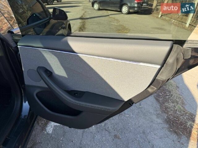 Серый Тесла Модель 3, объемом двигателя 0 л и пробегом 18 тыс. км за 26500 $, фото 25 на Automoto.ua