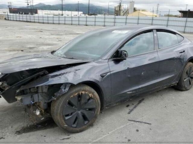 Серый Тесла Модель 3, объемом двигателя 0 л и пробегом 24 тыс. км за 11800 $, фото 5 на Automoto.ua