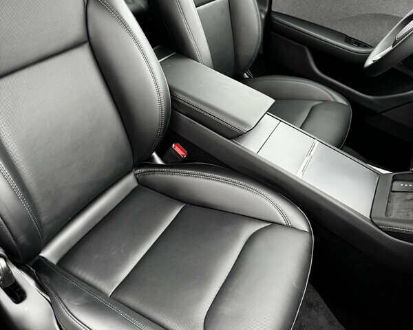 Серый Тесла Модель 3, объемом двигателя 0 л и пробегом 2 тыс. км за 30900 $, фото 3 на Automoto.ua