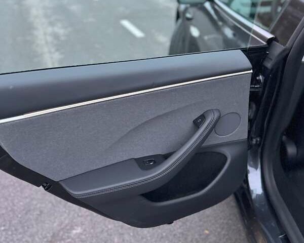 Серый Тесла Модель 3, объемом двигателя 0 л и пробегом 5 тыс. км за 28500 $, фото 9 на Automoto.ua