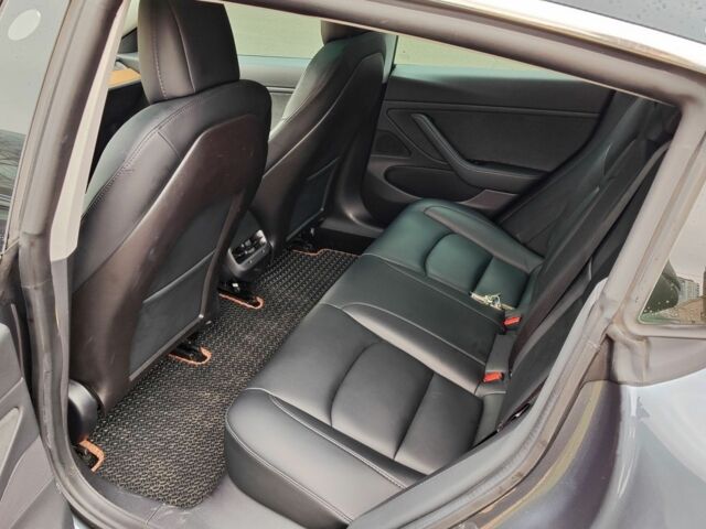 Серый Тесла Модель 3, объемом двигателя 0 л и пробегом 55 тыс. км за 23500 $, фото 5 на Automoto.ua