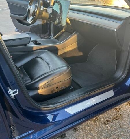 Синій Тесла Модель 3, об'ємом двигуна 0 л та пробігом 145 тис. км за 17500 $, фото 5 на Automoto.ua