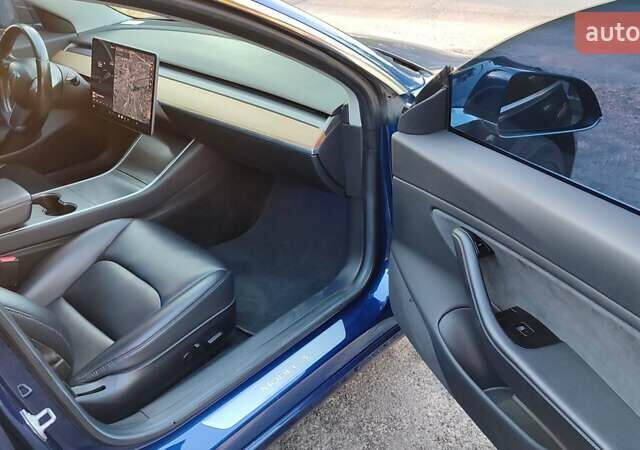 Тесла Модель 3 2018 у Києві на Automoto.ua Синій Тесла Модель 3, об'ємом двигуна 0 л та пробігом 159 тис. км за 16800 $, фото 15 на Automoto.ua