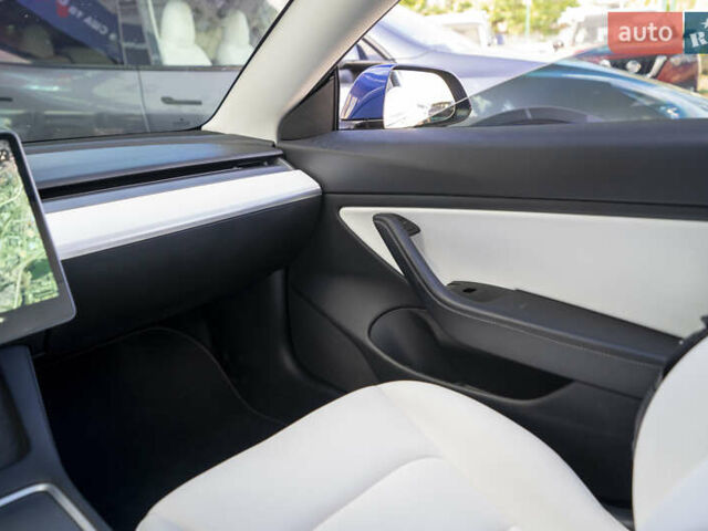 Синий Тесла Модель 3, объемом двигателя 0 л и пробегом 42 тыс. км за 18200 $, фото 16 на Automoto.ua