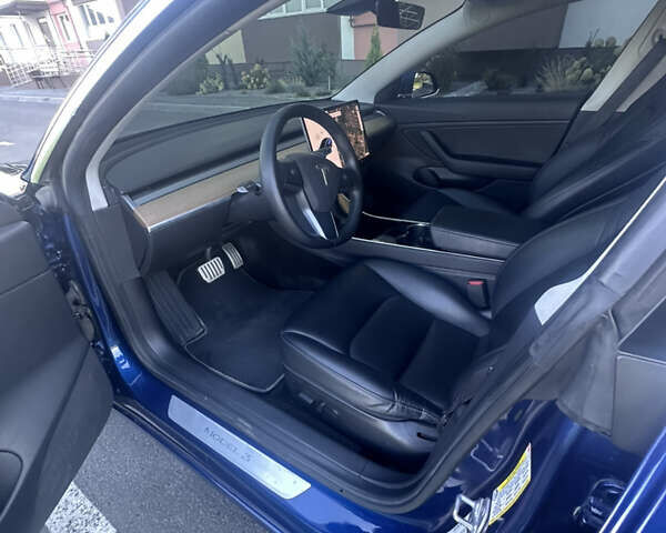 Синий Тесла Модель 3, объемом двигателя 0 л и пробегом 69 тыс. км за 20999 $, фото 4 на Automoto.ua