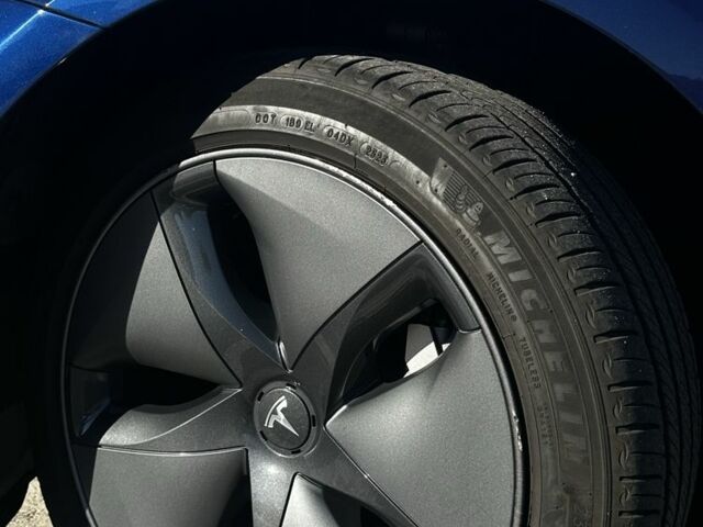 Синий Тесла Модель 3, объемом двигателя 0 л и пробегом 70 тыс. км за 23000 $, фото 3 на Automoto.ua