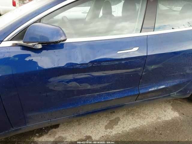Синій Тесла Модель 3, об'ємом двигуна 0 л та пробігом 38 тис. км за 6000 $, фото 5 на Automoto.ua