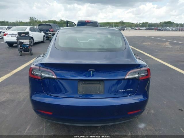 Синий Тесла Модель 3, объемом двигателя 0 л и пробегом 160 тыс. км за 12900 $, фото 3 на Automoto.ua