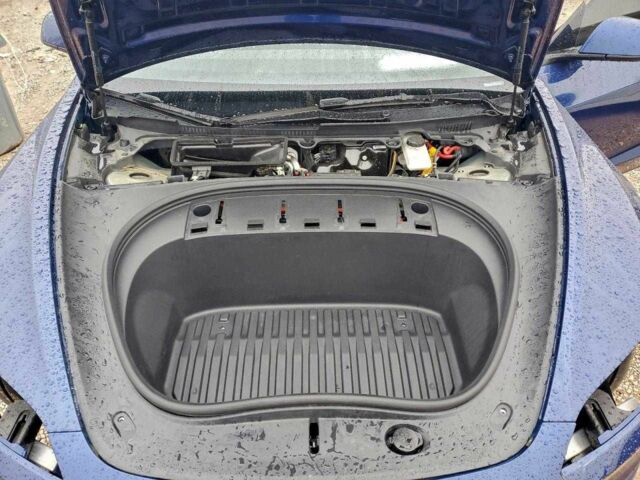 Синий Тесла Модель 3, объемом двигателя 0 л и пробегом 51 тыс. км за 9900 $, фото 10 на Automoto.ua