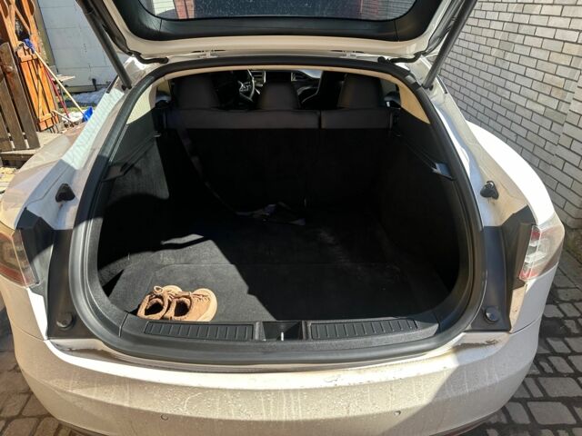 Білий Тесла Модель С, об'ємом двигуна 0 л та пробігом 225 тис. км за 9800 $, фото 9 на Automoto.ua